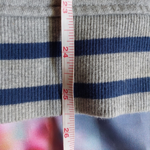 Guess Crewneck Front Logo Sweater - Picture 6 of 7